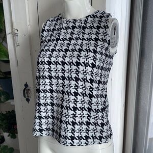 ⭐️HOST PICKED⭐️Houndstooth, black&white sleeveless scoopneck crop top vintage